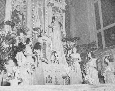 May Crowning on side altar - 1948.jpg
